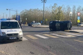 Sakarya’da hafif ticari araçla çarpışan otomobil devrildi: 1 yaralı