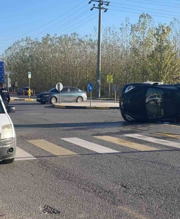 Sakarya’da hafif ticari araçla çarpışan otomobil devrildi: 1 yaralı