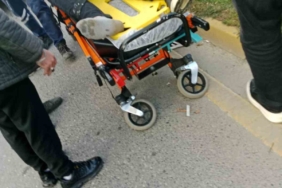 Sakarya’da motosiklet refüje çarptı: 1 yaralı