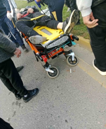 Sakarya’da motosiklet refüje çarptı: 1 yaralı