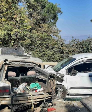 Sakarya’da otomobil ile hafif ticari araç çarpıştı: 1’i ağır 2 yaralı