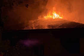 Sakarya’da üç katlı evin çatısı alev topuna döndü