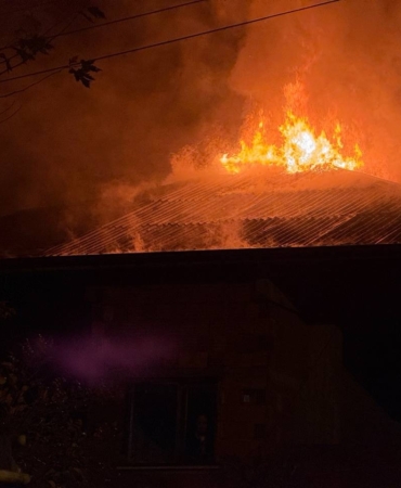 Sakarya’da üç katlı evin çatısı alev topuna döndü