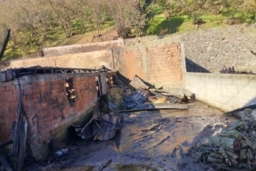 Samanlıkta başlayan yangın iki traktörün kül olmasına sebep oldu