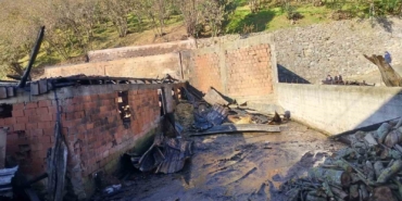 Samanlıkta başlayan yangın iki traktörün kül olmasına sebep oldu