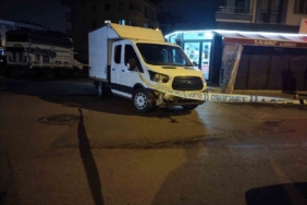 Sancaktepe’de iş yerini kurşunladılar, otomobil ile kaçarken sokaktaki araçlara çarptılar