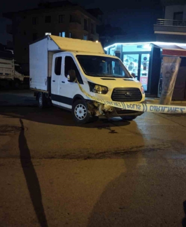 Sancaktepe’de iş yerini kurşunladılar, otomobil ile kaçarken sokaktaki araçlara çarptılar
