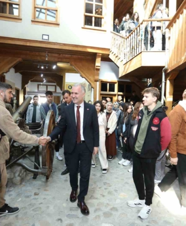 Şehre yeni gelen üniversite öğrencileri İnegöl’ü tanıyor