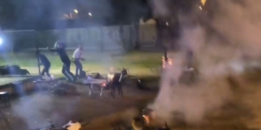 Seyyar balıkçılardan zabıtaya sandalyeli saldırı