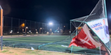 Şiddetli lodos halı sahayı yerle bir etti