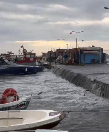 Şiddetli lodos nedeniyle İstanbul’da deniz taştı, tekneler zarar gördü