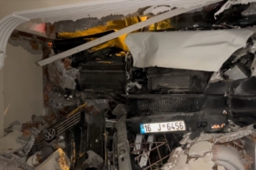 Şiddetli lodosa yenik düşen kamyonet evin salonuna girdi