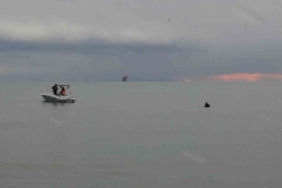 Silivri’de dondurucu havaya aldırmayıp su kayağı yaptılar: Onlara tüm aylar Temmuz