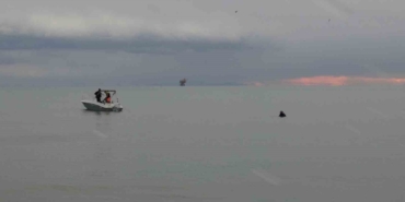 Silivri’de dondurucu havaya aldırmayıp su kayağı yaptılar: Onlara tüm aylar Temmuz