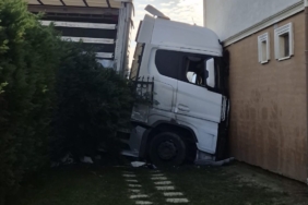 Silivri’de faciadan dönülen kaza kamerada: Park halindeki tır freni boşalınca binaya çarptı