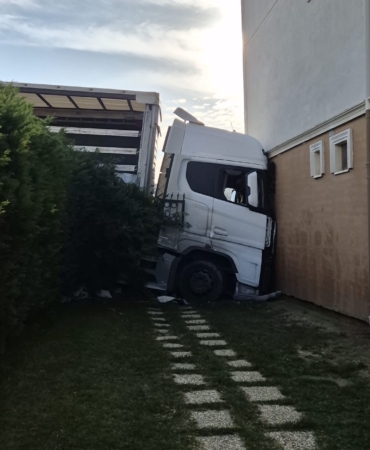 Silivri’de faciadan dönülen kaza kamerada: Park halindeki tır freni boşalınca binaya çarptı
