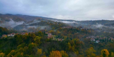Sonbaharın renkleri ile sis birleşti