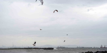 Sörf tutkunları lodosu fırsata çevirdi
