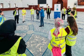 SUBÜ öğrencileri Rasimpaşa Camii’ni temizledi