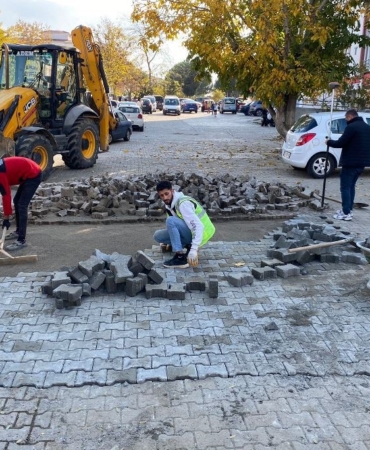Süleymanpaşa’da olumsuz hava şartlarına rağmen yol çalışmaları devam ediyor