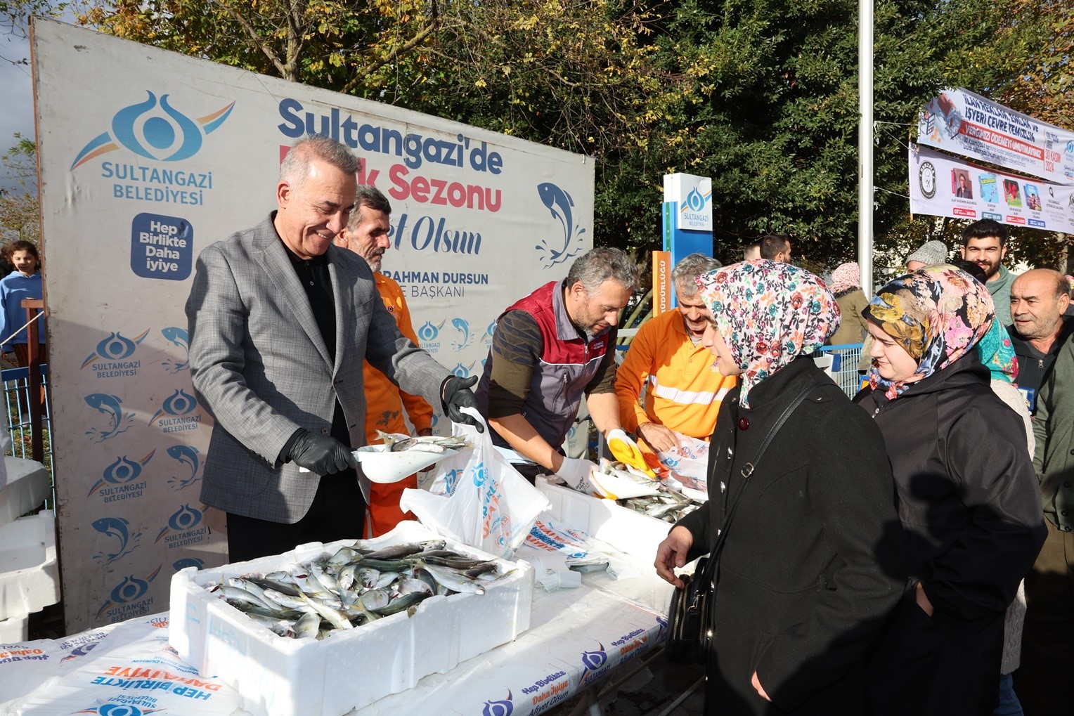 Sultangazi Belediyesi’nden ücretsiz balık dağıtımı