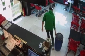 Sultangazi’de bir hırsız geri dönüşüm yalanı ile varil dolusu yağ çaldı: O anlar kamerada