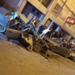 Sürücü direksiyon hakimiyetini kaybetti park halindeki araçlara çarptı: 3 yaralı