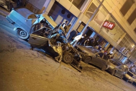 Sürücü direksiyon hakimiyetini kaybetti park halindeki araçlara çarptı: 3 yaralı