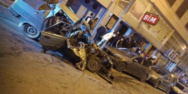 Sürücü direksiyon hakimiyetini kaybetti park halindeki araçlara çarptı: 3 yaralı