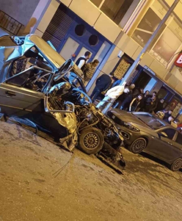 Sürücü direksiyon hakimiyetini kaybetti park halindeki araçlara çarptı: 3 yaralı