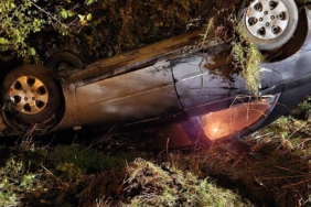 Takla atan otomobilden hafif yaralı kurtuldu