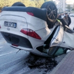 Takla atan otomobilden sağ kurtuldular