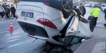 Takla atan otomobilden sağ kurtuldular