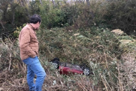Takla atarak dereye uçan otomobilden burnu bile kanamadan çıktı