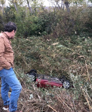 Takla atarak dereye uçan otomobilden burnu bile kanamadan çıktı
