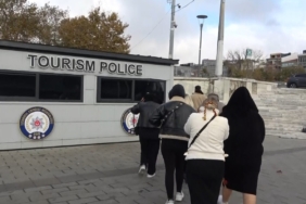 Taksim’ de Türk bayrağı dağıtıp, sözde bağış toplayan 6 kadına para cezası