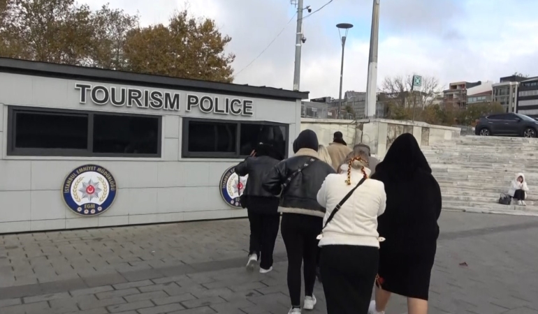 Taksim’ de Türk bayrağı dağıtıp, sözde bağış toplayan 6 kadına para cezası