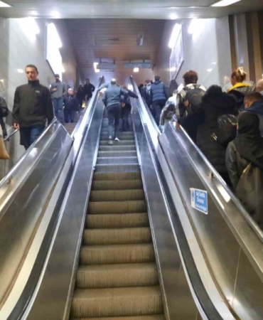Taksim Metrosu’nda yürüyen merdiven ve çalışmayan asansör çilesi sürüyor