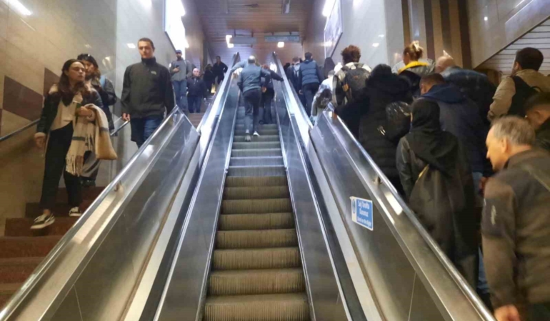 Taksim Metrosu’nda yürüyen merdiven ve çalışmayan asansör çilesi sürüyor