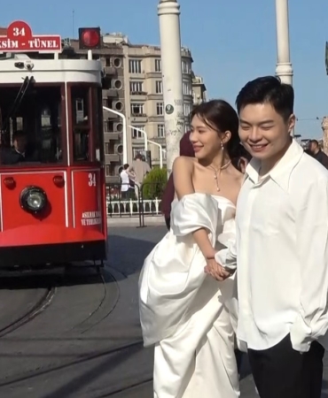 Taksim’de Çinli gelin ve damat ilgi odağı oldu
