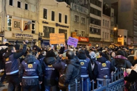 Taksim’de izinsiz gösteri yapmak isteyen eylemciler, polise biber gazı ve boya sıktı