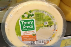 Tarım Kredi Kooperatif marketi reyonunda küflü kaşar peynirini gören vatandaş hayrete düştü