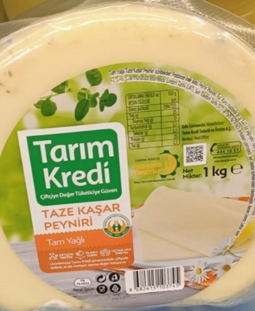 Tarım Kredi Kooperatif marketi reyonunda küflü kaşar peynirini gören vatandaş hayrete düştü