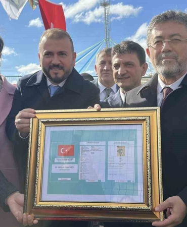 Tarım ve Orman Bakanı İbrahim Yumaklı, hayvan barınağından köpek sahiplendi