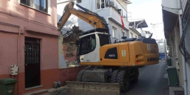 Tehlike saçan metruk bina yıkıldı