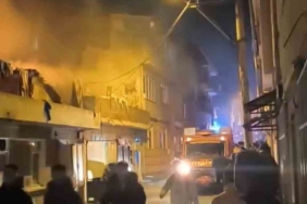 Tek katlı ev alev alev yandı