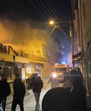 Tek katlı ev alev alev yandı