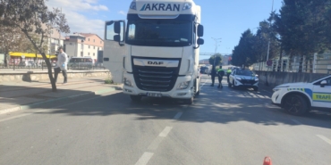 Telefonla konuşurken tırın altında kaldı