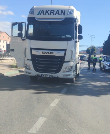 Telefonla konuşurken tırın altında kaldı