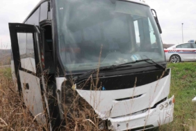 Telefonla oynarken midibüsün kontrolünü kaybetti, araziye girdi